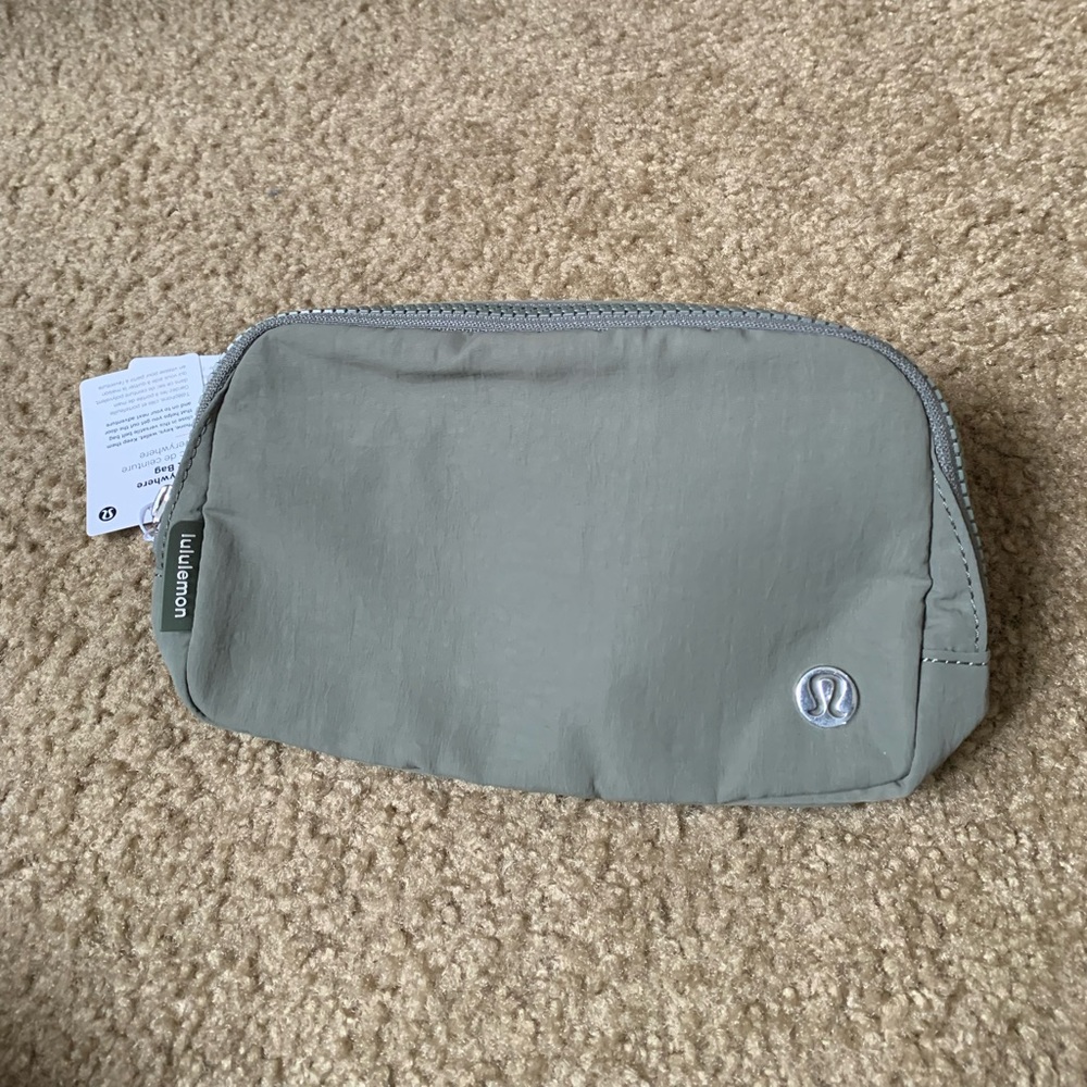 Lululemon belt bag grey sage